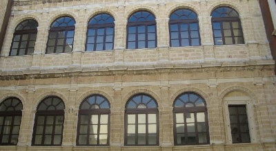 Tricase - piazza Giuseppe Pisanell - Uno scorcio di palazzo Gallone - Portale